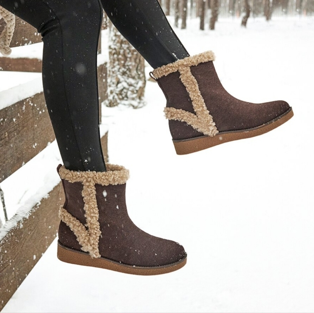 Vivaia Round-Toe Water-Repellent Faux Fur Boots